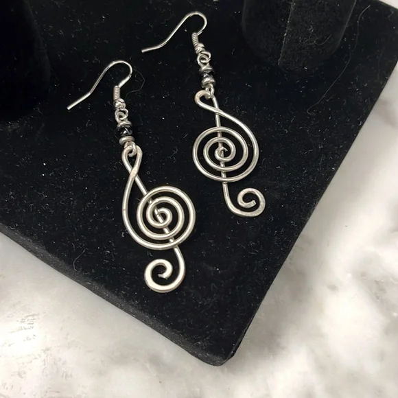 TREBLE CLEF MUSICAL SYMBOL EARRINGS - Picture 2 of 3